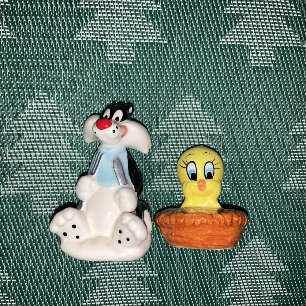 Warner Bros Sylvester & Tweety Salt & Pepper Shakers Ceramic 1990s Taiwan